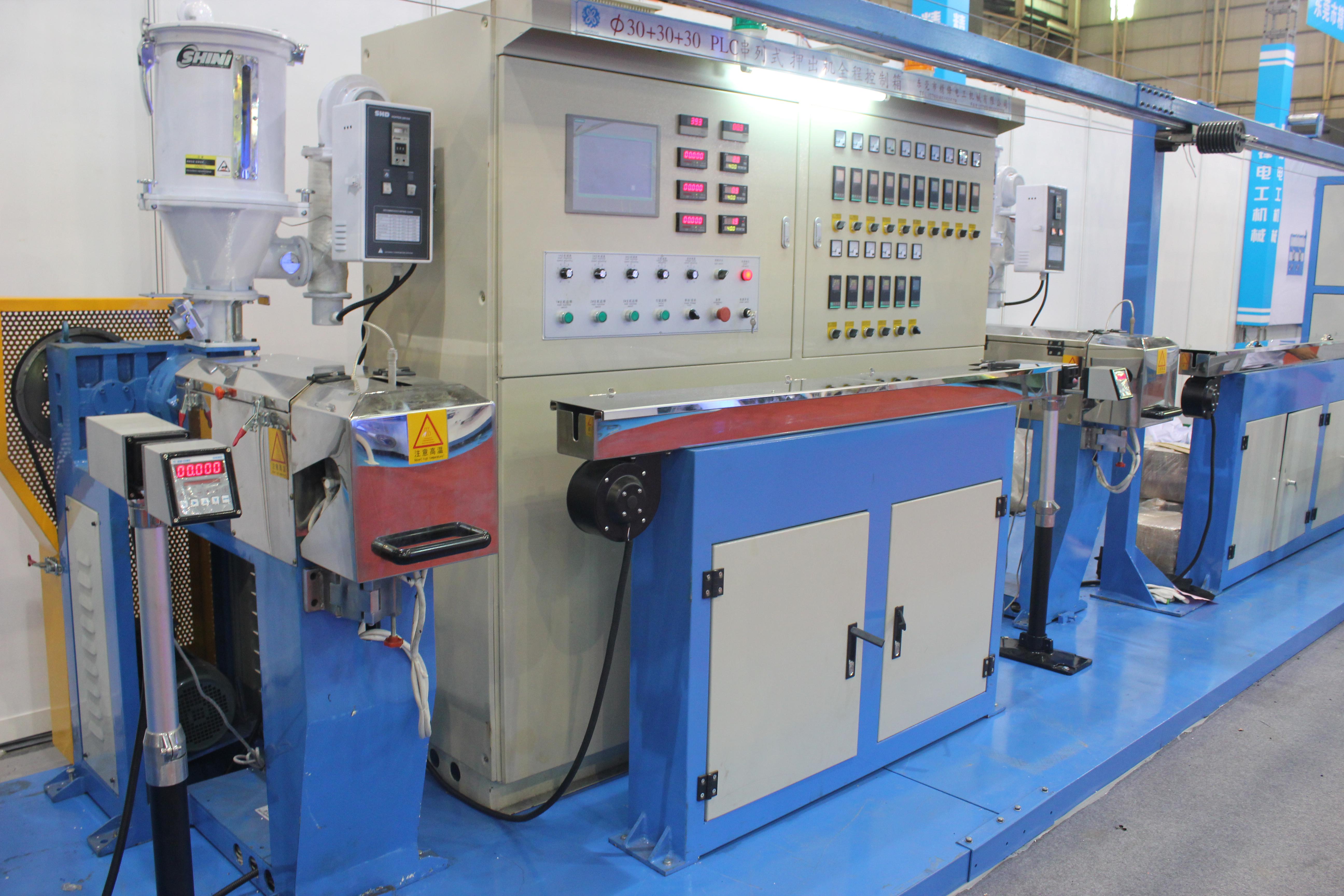 Three-layer insulated wire extruder